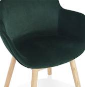 Chaise design à accoudoirs 'MAJESTY' en velours vert et 4 pieds en bois naturel
