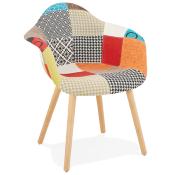 Chaise design scandinave à accoudoirs 'Kolor' en tissu patchwork avec 4 pieds en bois naturel