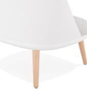 Fauteuil lounge design de style scandinave 'LUKE' assise en tissu gris, structure blanche et pieds en bois naturel
