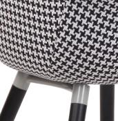Chaise design scandinave à accoudoirs 'KOLOR' en tissu pied de poule blanc et noir 4 pieds en bois noir