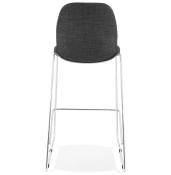 Tabouret de bar empilable design 'Verk' en tissu gris foncé avec 4 pieds en métal chromé et dossier haut