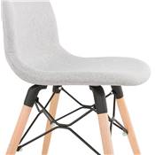 Chaise scandinave design 'Norsk Wood' en tissu gris clair avec 4 pieds en bois et métal noir