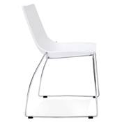Chaise design empilable 'Slända' blanche pieds tréteaux en métal chromé