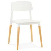 Chaise design de style scandinave 'MIDDAG' blanche avec 4 pieds en bois naturel