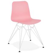 Chaise design 'Sländak White' rose avec 4 pieds en métal blanc