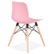 Chaise scandinave design 'Sländak Woody' rose avec 4 pieds en bois naturel et métal noir