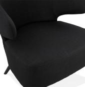 Fauteuil lounge design à accoudoirs 'BLACK COBBE' en tissu noir pieds en bois noir