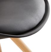 Chaise scandinave design 'Sueden' noire avec 4 pieds en bois naturel