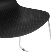 Chaise design empilable 'Style' noire pieds tréteaux en métal chromé