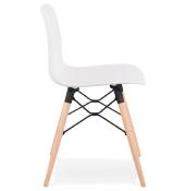 Chaise scandinave design 'Sländak Woody' blanche avec 4 pieds en bois naturel et métal noir