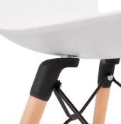 Chaise scandinave design 'Sländak Woody' blanche avec 4 pieds en bois naturel et métal noir