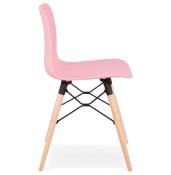 Chaise scandinave design 'Sländak Woody' rose avec 4 pieds en bois naturel et métal noir