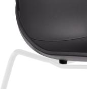 Chaise design empilable 'Teknik White' noire pieds tréteaux en métal blanc